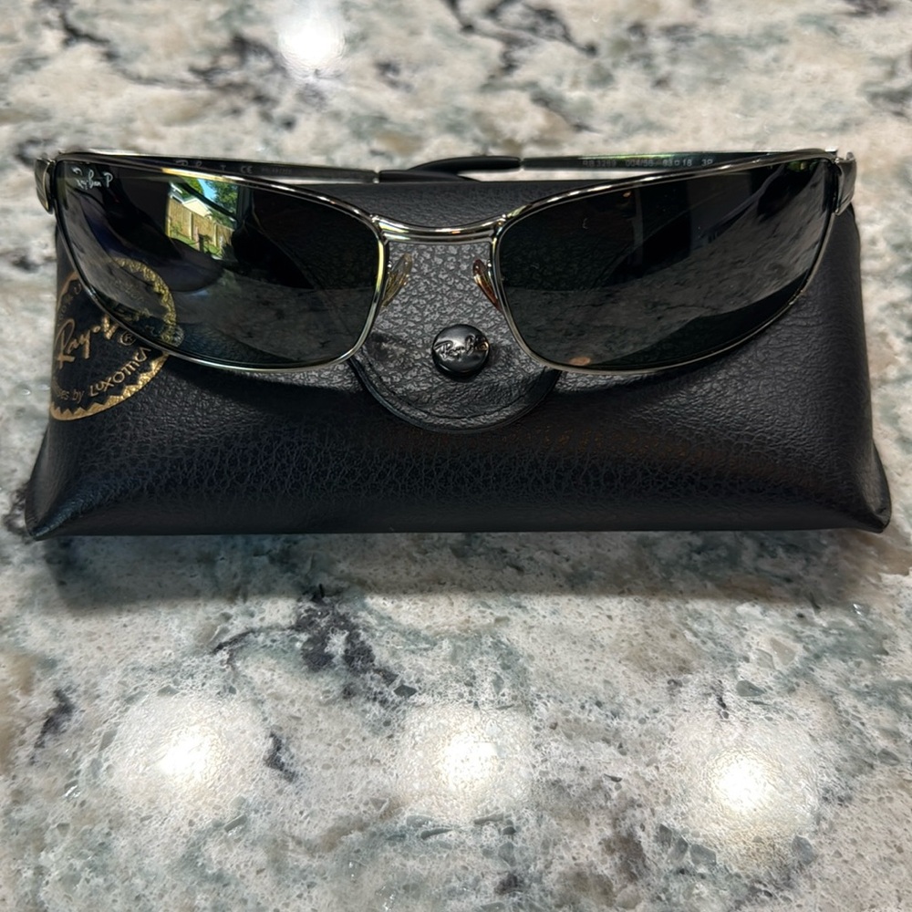 040 Ray-Ban Black Aviator Sunglasses